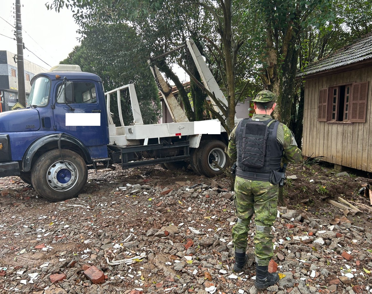 Polícia Ambiental recebe denúncia de poluição às margens do rio e notifica proprietário em Três Coroas