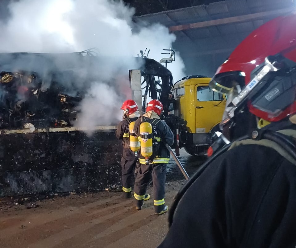 Bombeiros voluntários combatem incêndio em carroceria de caminhão em Igrejinha