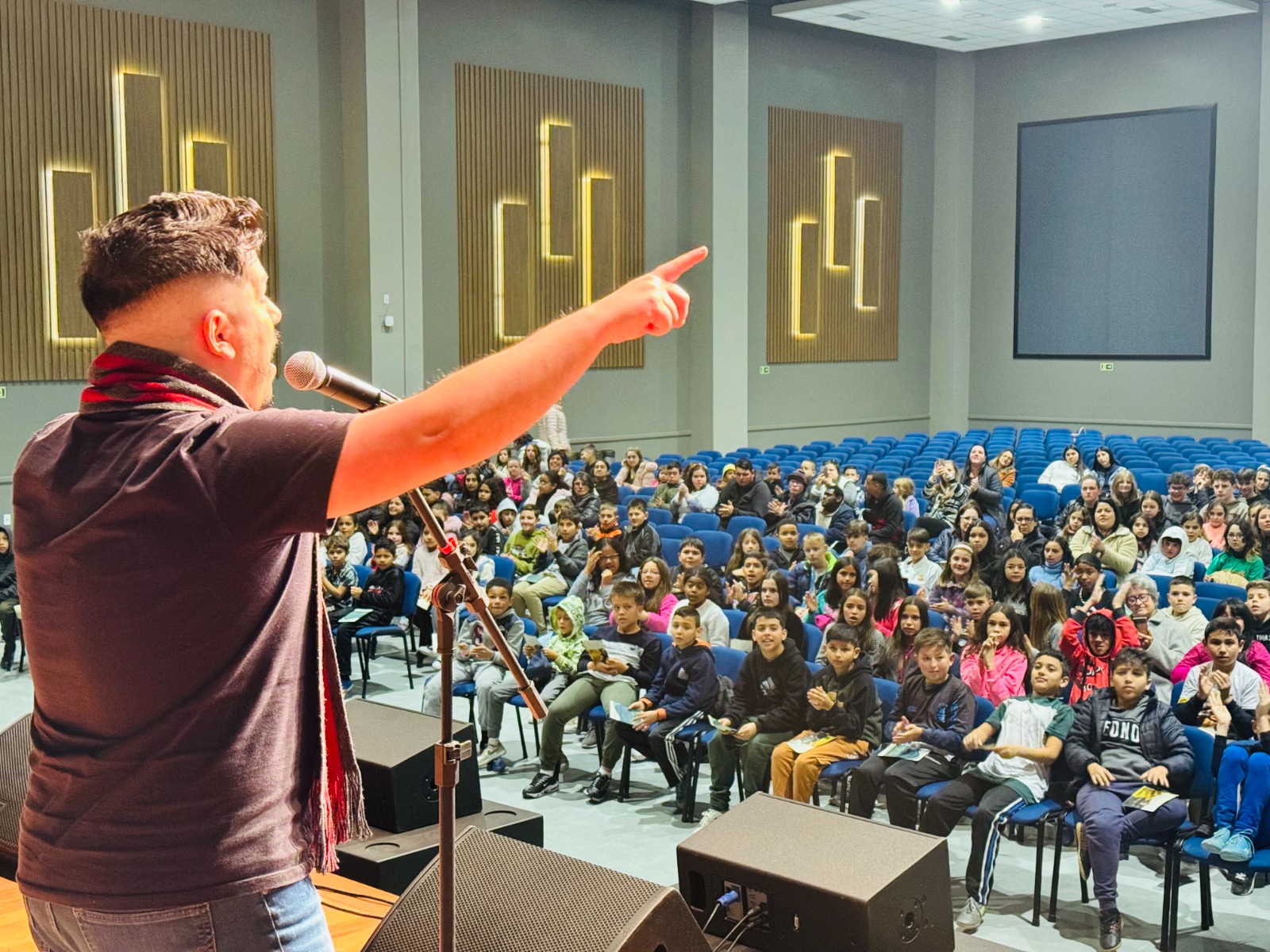 Pocket show com Marcelo Valêncio é promovido a estudantes taquarenses