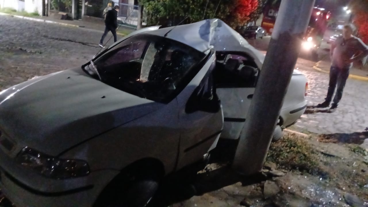 Motorista perde o controle do carro e colide em poste no bairro Cruzeiro em Taquara