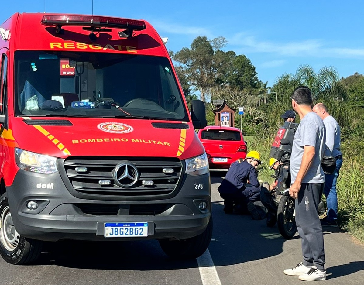Homem fica ferido após colisão entre motocicleta e caminhão na ERS-115 em Taquara