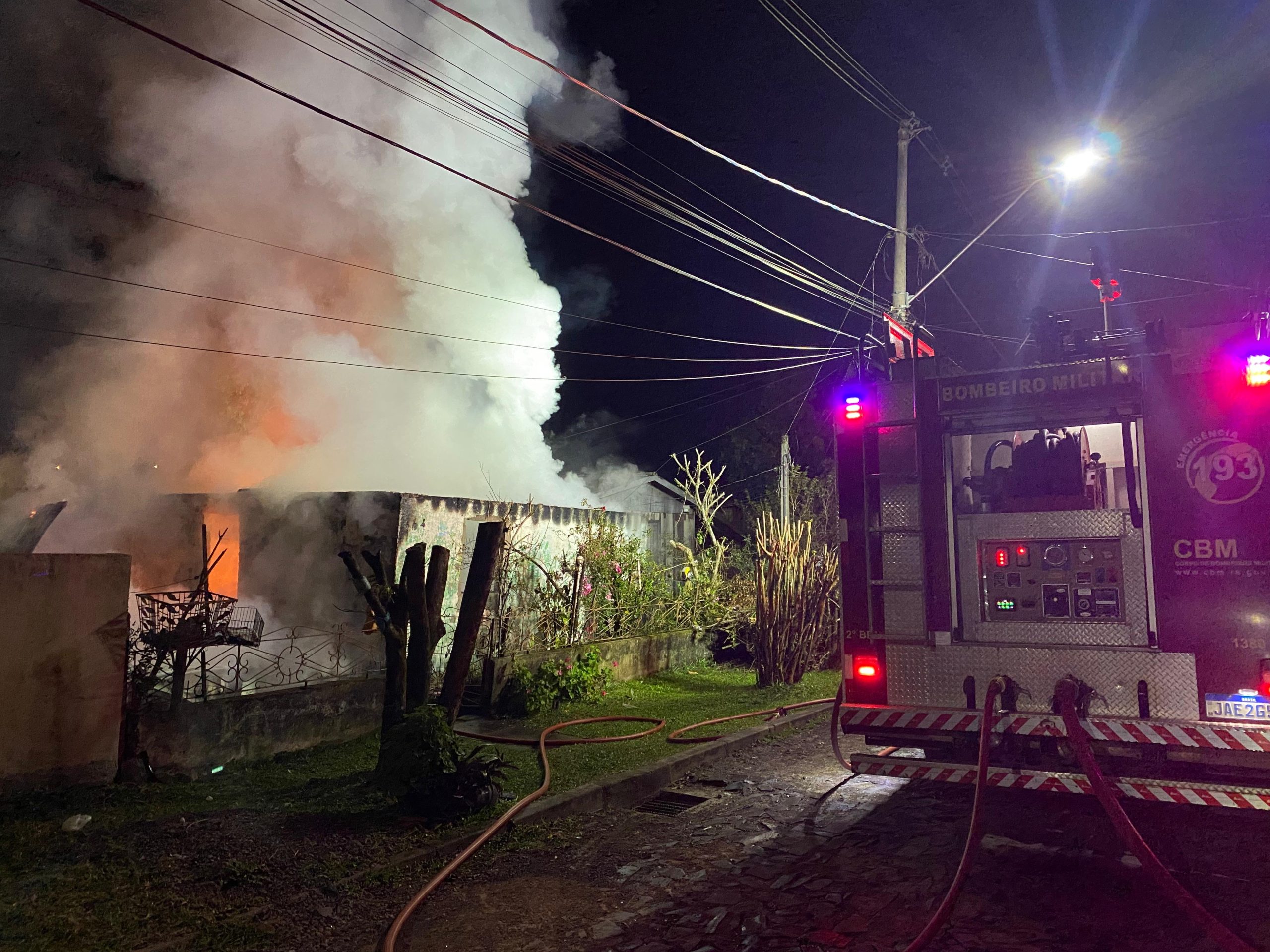 Residência é atingida por incêndio em Taquara