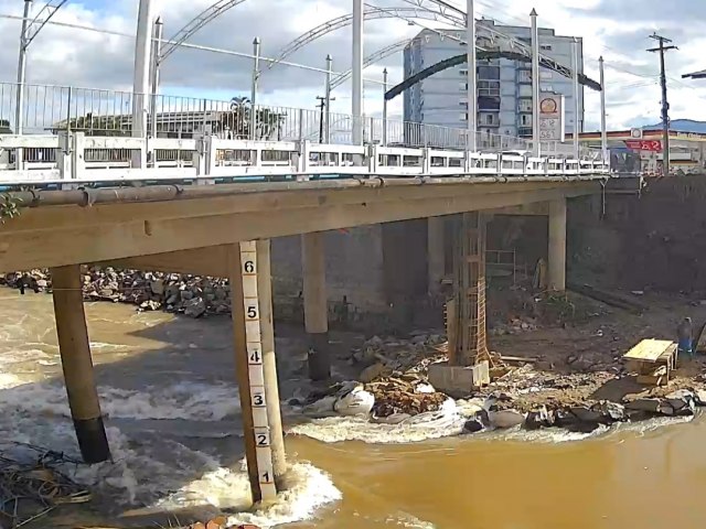 Devido a obras da Corsan, trânsito é interrompido na ponte do Centro em Igrejinha