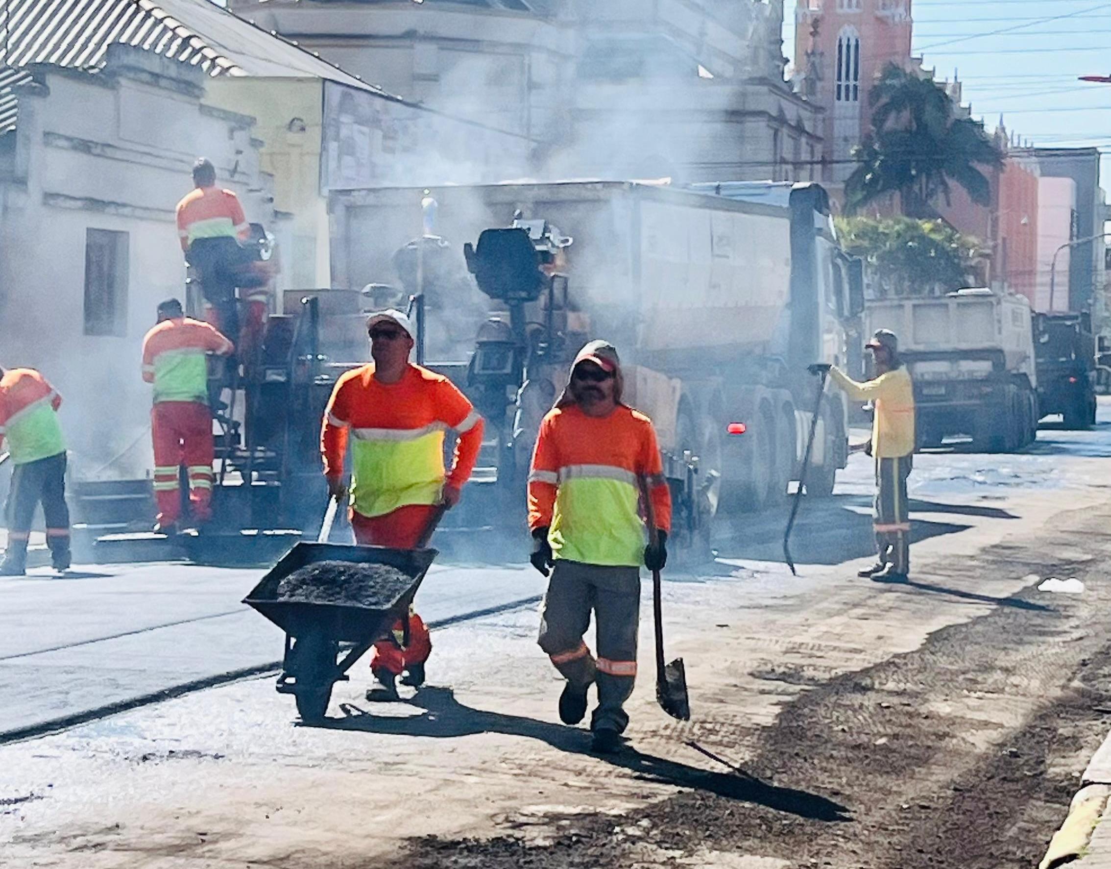 Prefeitura realiza recapeamento em rua do Centro de Taquara