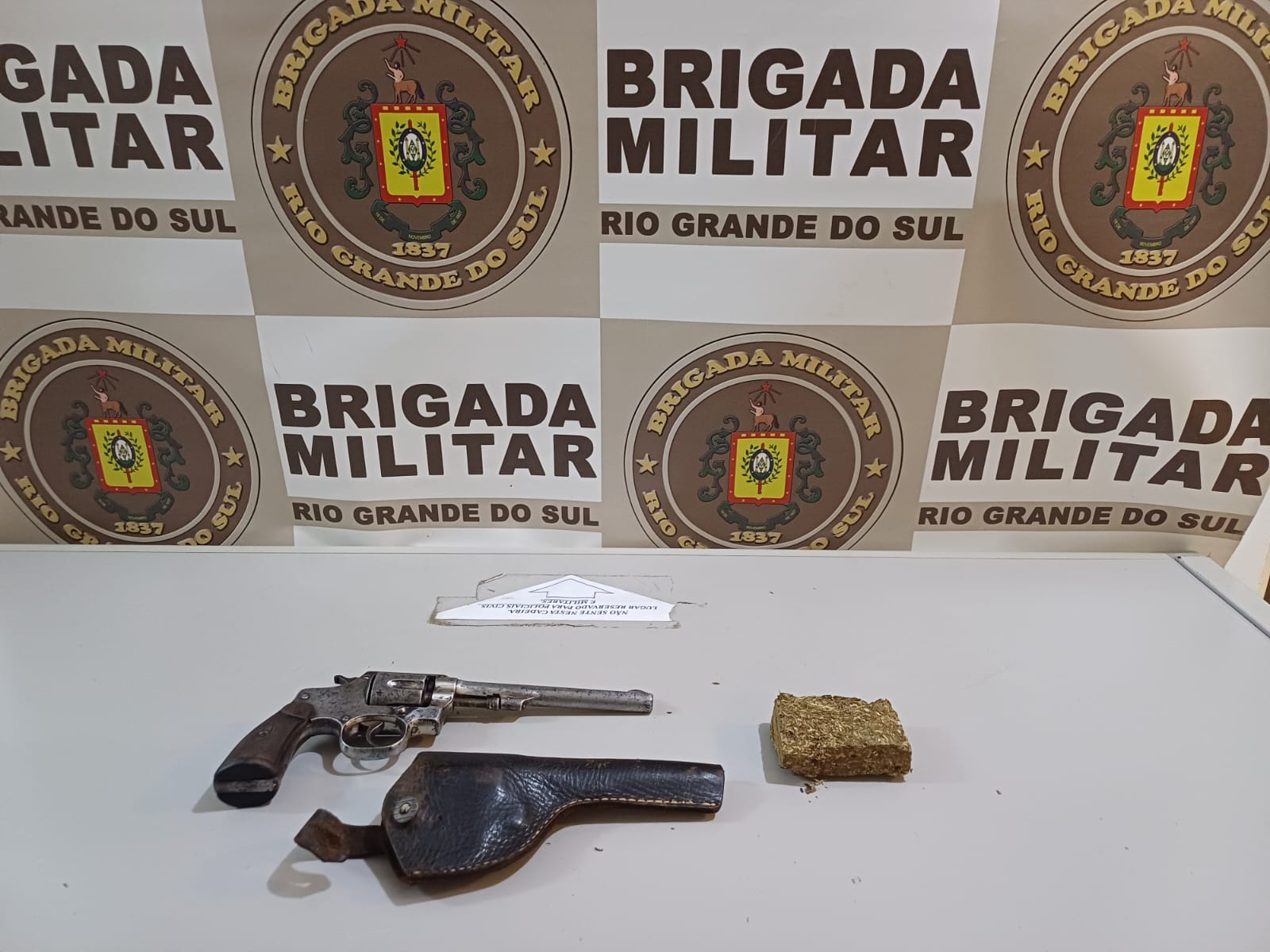 Brigada Militar prende irmãos por porte ilegal de arma de fogo
