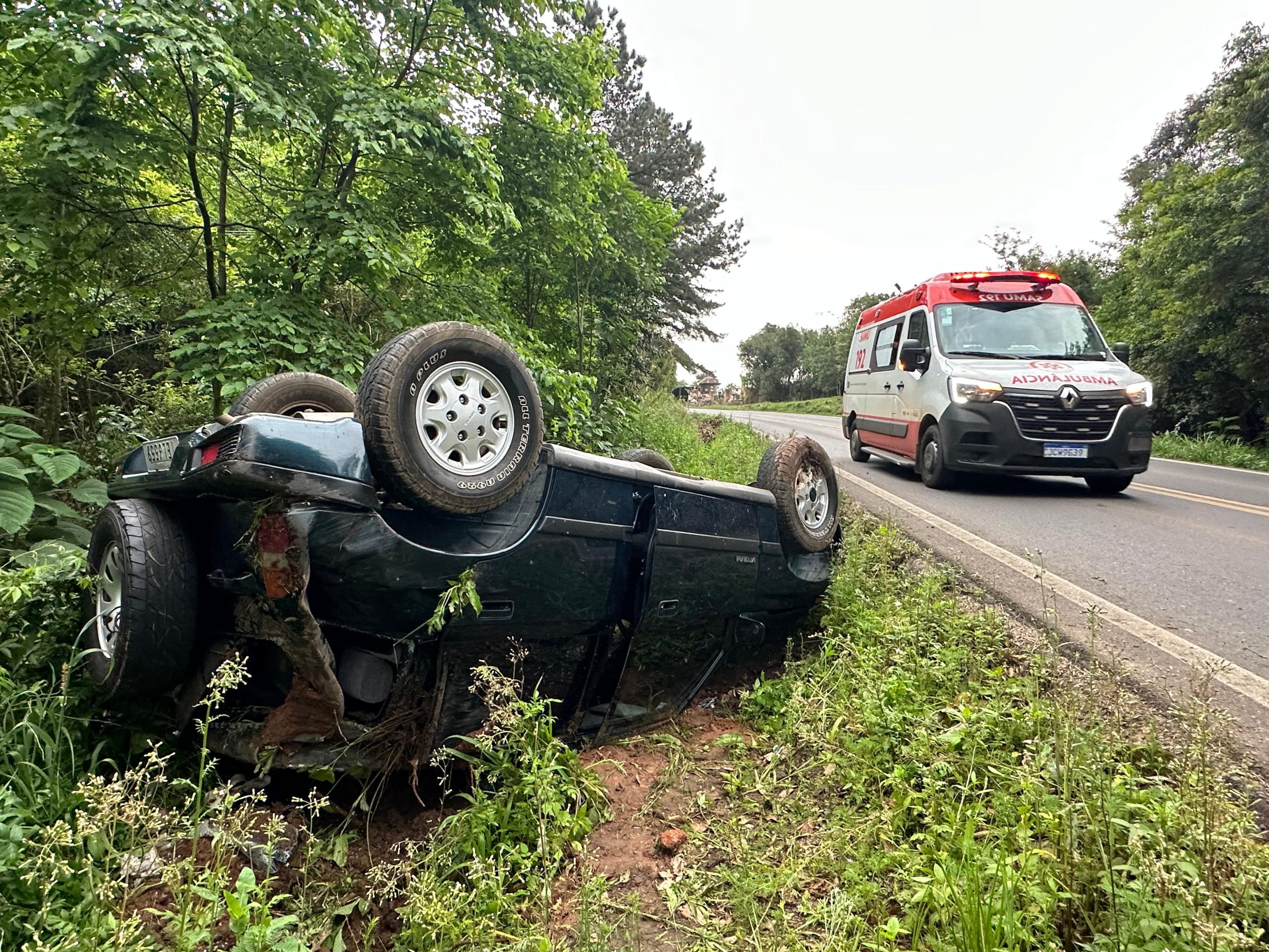 Motorista perde controle de veículo e capota em Taquara