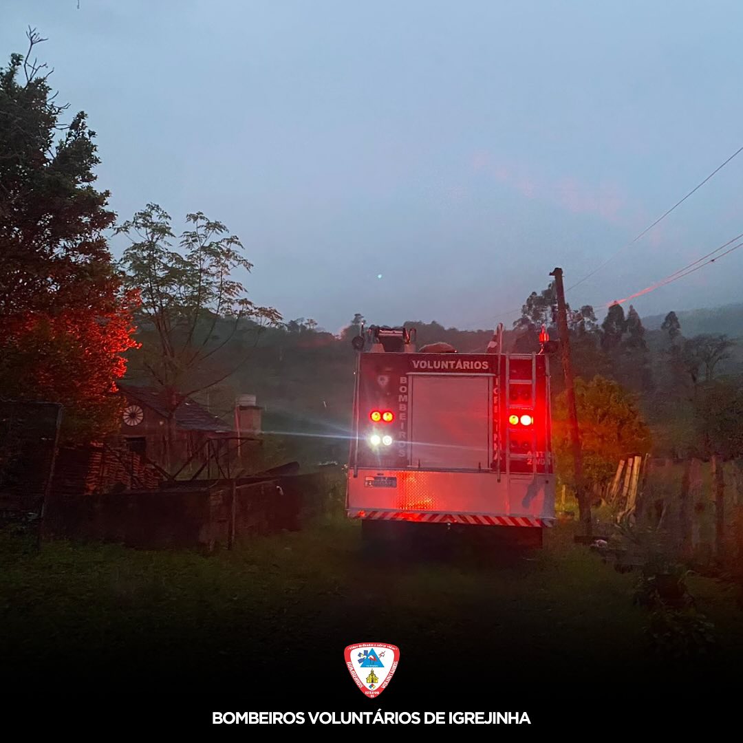 Bombeiros de Igrejinha controlam incêndio em galpão