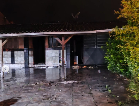 Bombeiros voluntários atuam no combate a incêndio em residência em Rolante