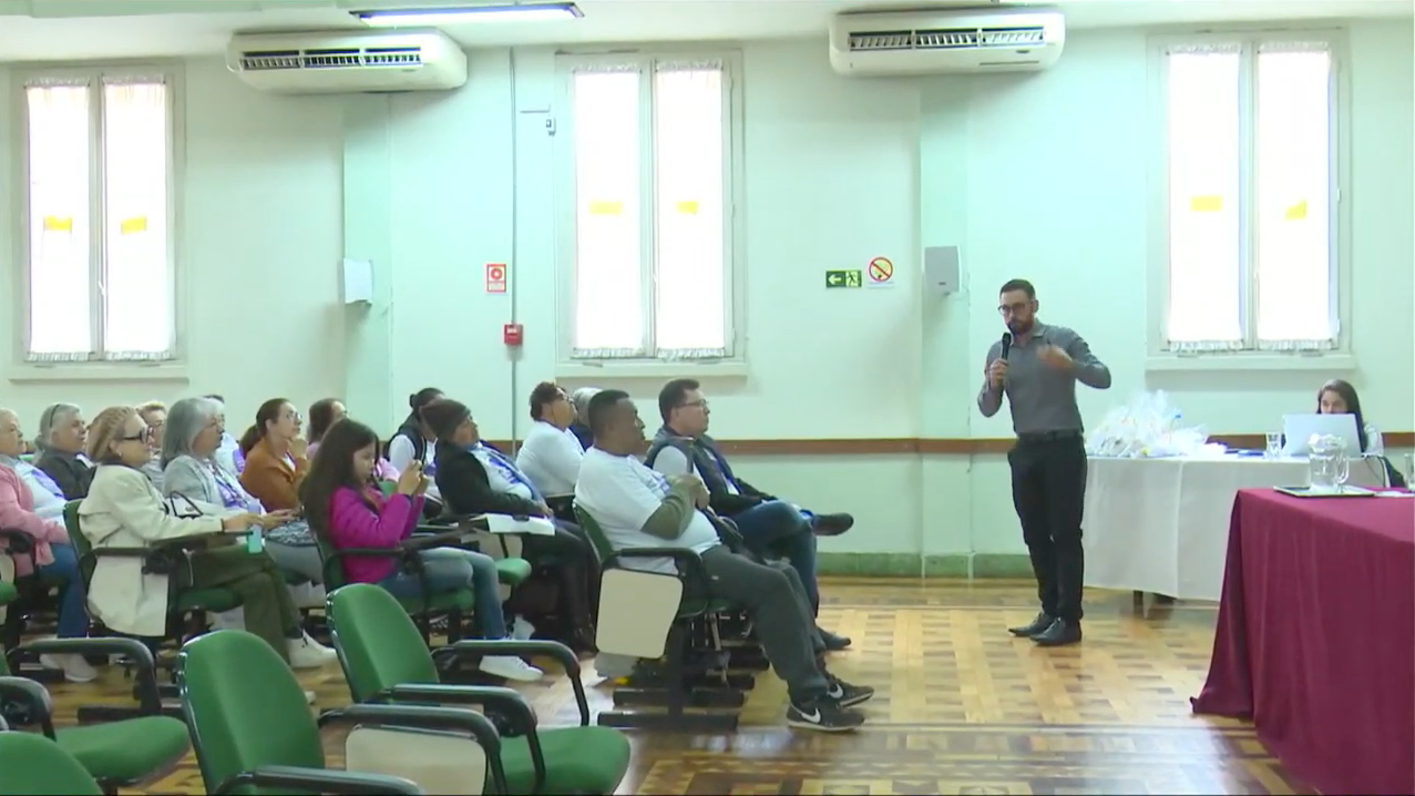 Reumatologista da Oncoprev palestra para pacientes reumáticos do Vale dos Sinos