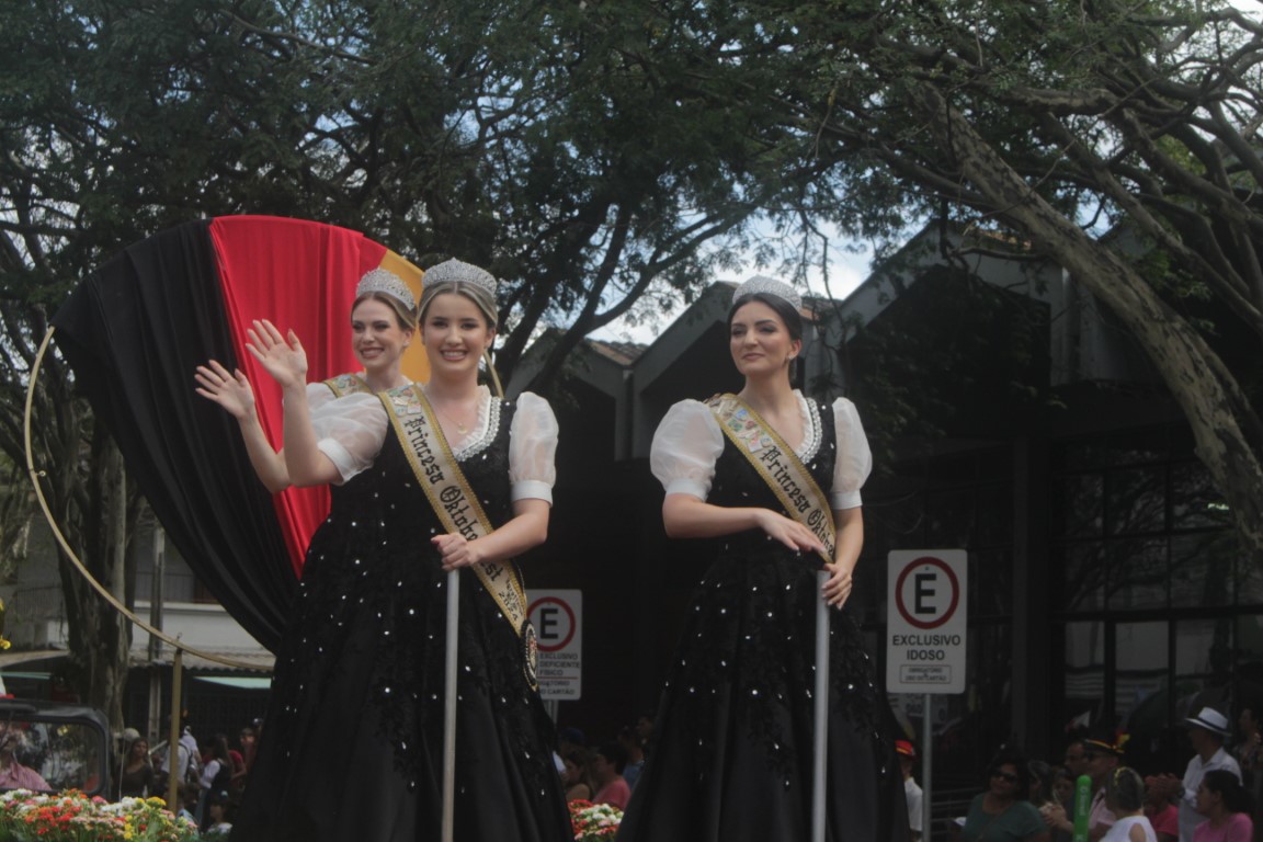 GALERIA DE FOTOS: mais de 150 imagens do desfile oficial da Oktoberfest