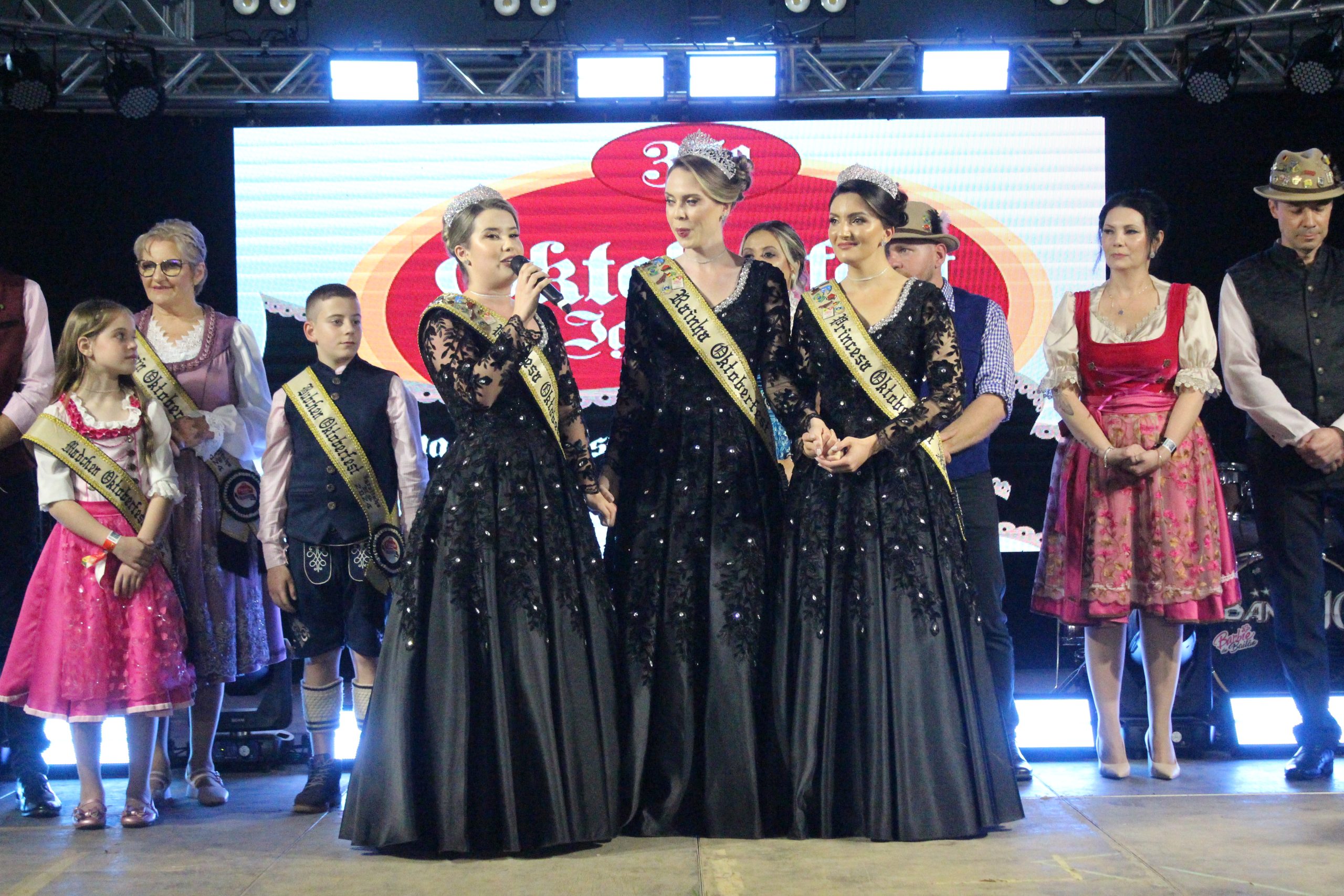 Abertura da 35ª Oktoberfest de Igrejinha é marcada pelo clima de reconstrução