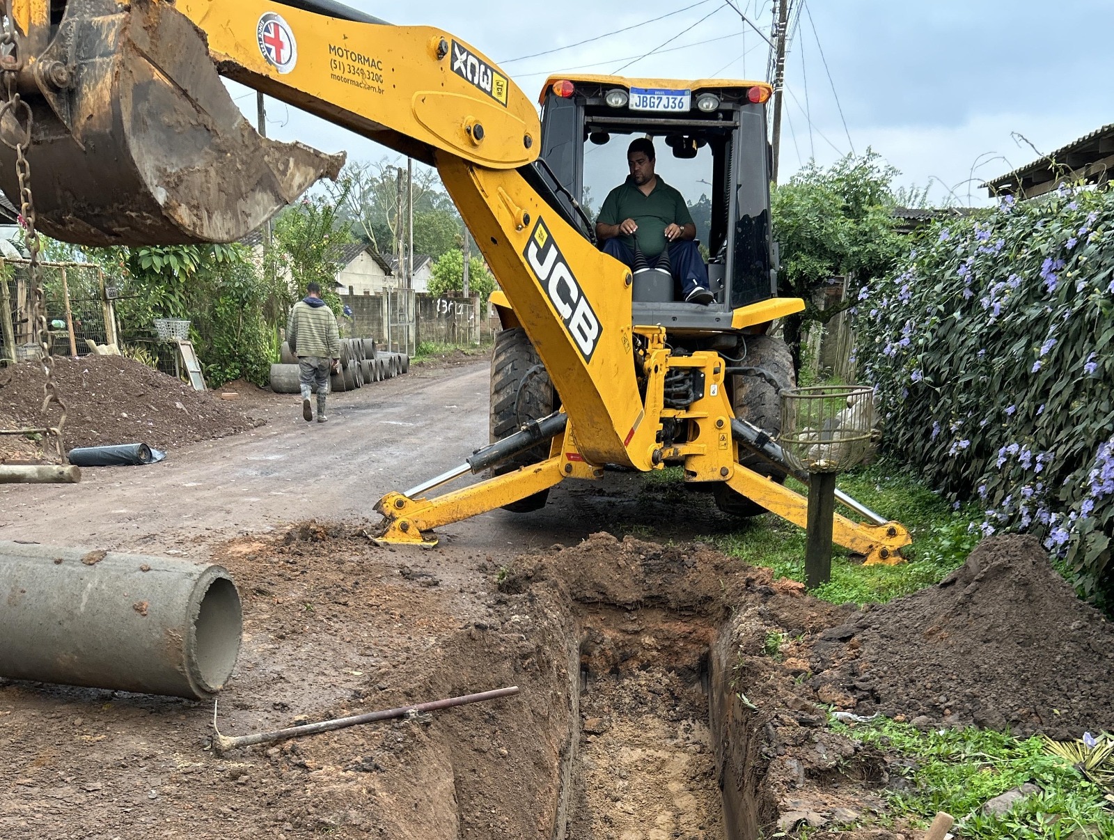 Ruas do loteamento Olaria recebem quase 2 mil metros de tubos de concreto antes da pavimentação em Taquara