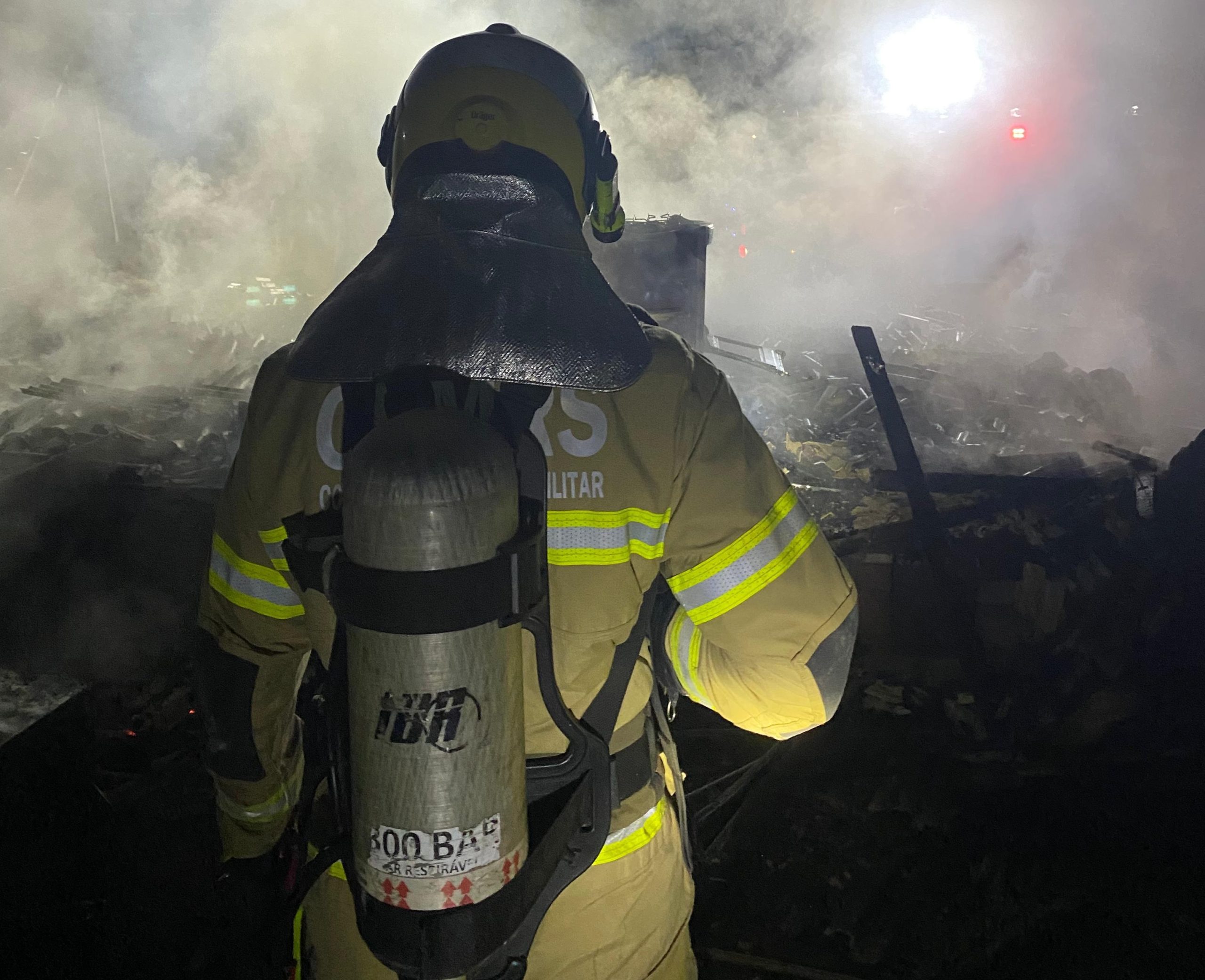 Casa é destruída pelo fogo em Taquara - veja fotos e vídeos