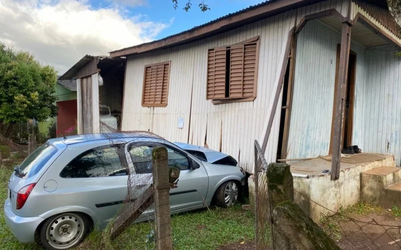 Automóvel invade pátio e bate contra residência em Igrejinha