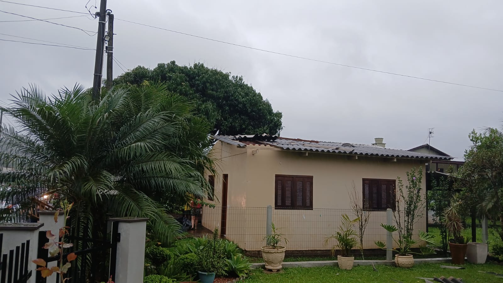 Mais de 100 casas sofrem destelhamentos em Rolante