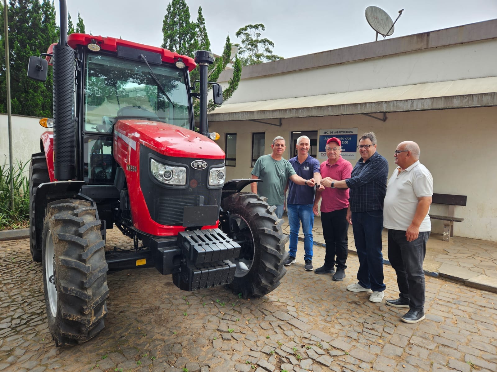 Secretaria da Agricultura de Rolante recebe novo trator