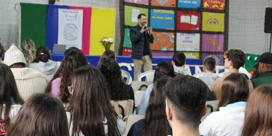 Fórum estudantil 'É Preciso Saber Viver' promove debate e integração entre estudantes em Parobé