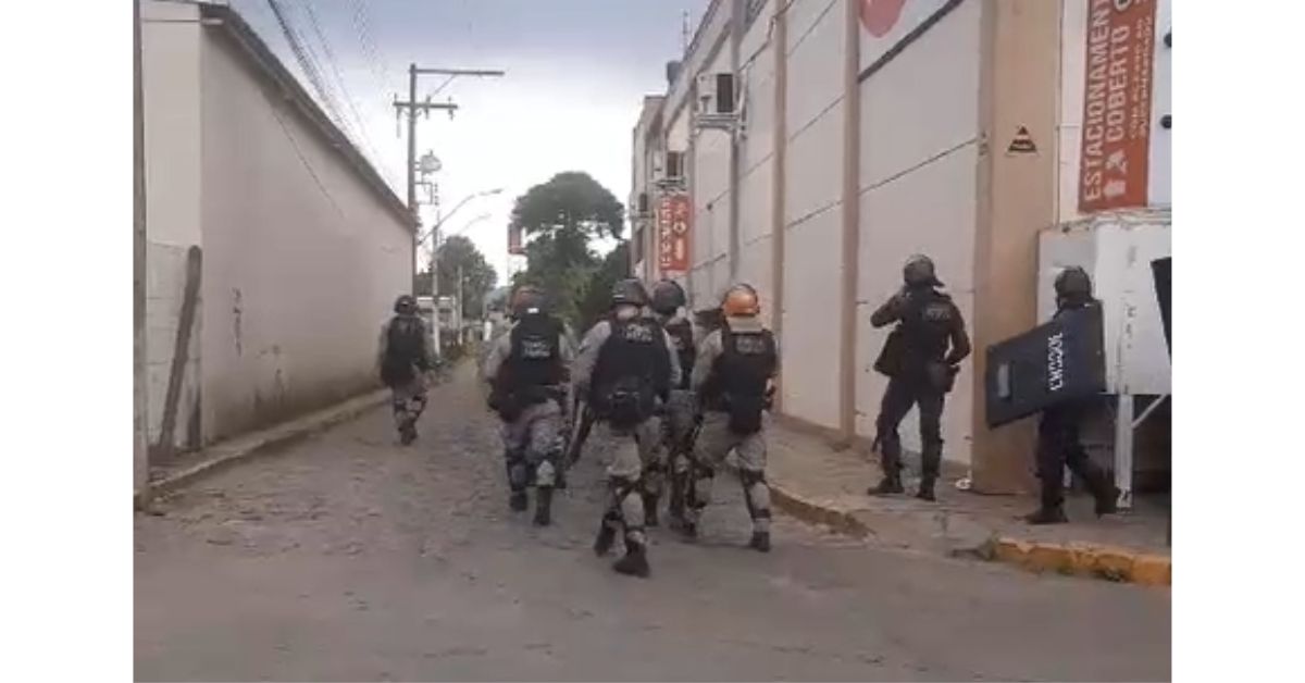 Casa que interrompia continuidade de rua é demolida em Taquara