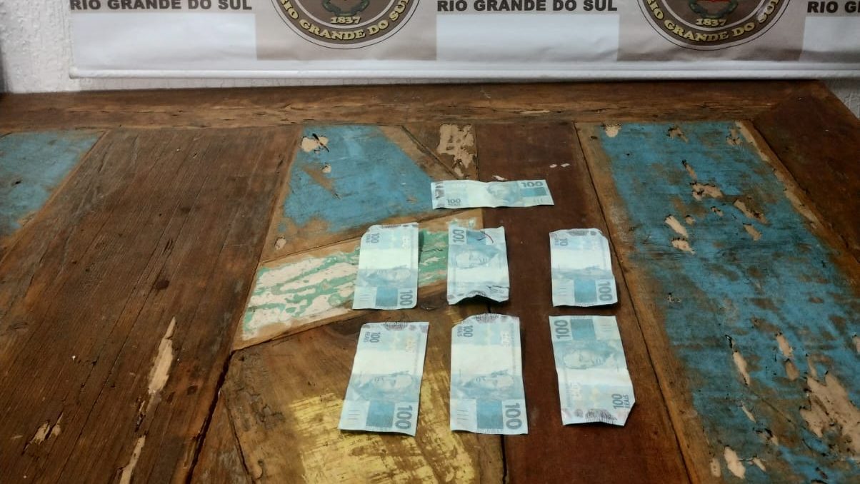 Brigada Militar de Igrejinha prende dois homens por uso de moeda falsa