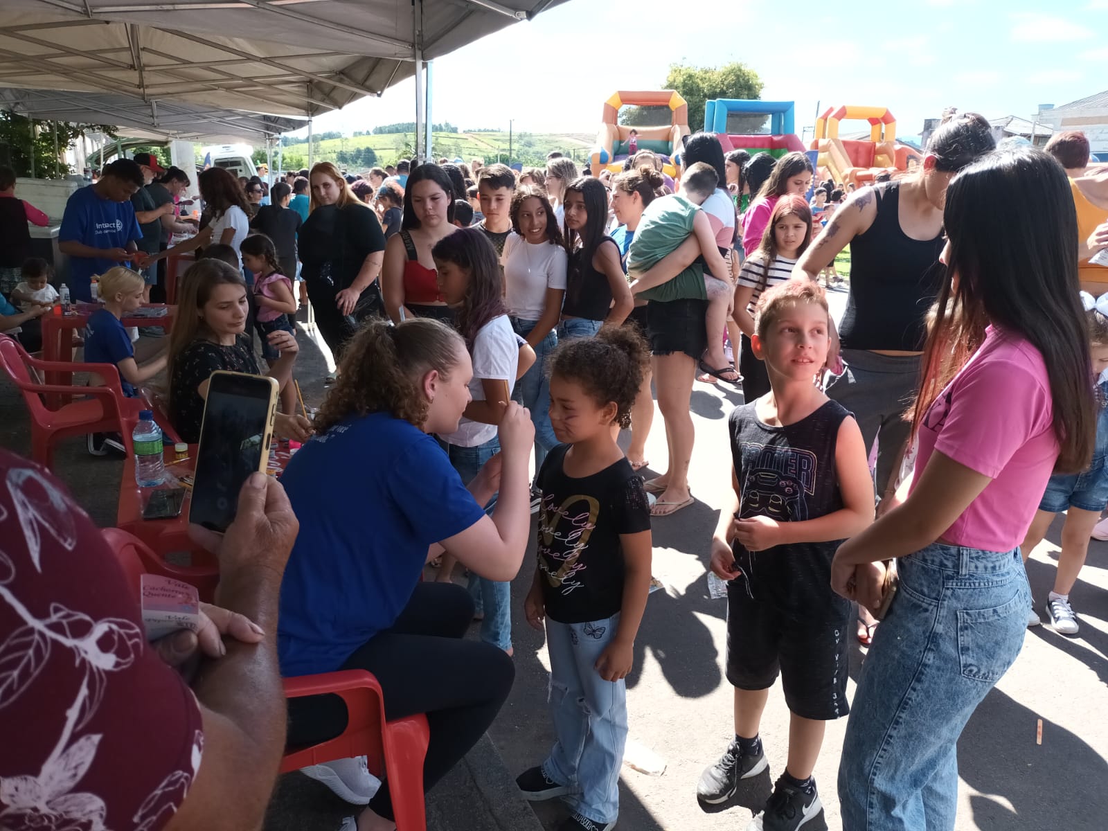 Interact Club de Parobé leva alegria a centenas de crianças em tarde de festa comunitária