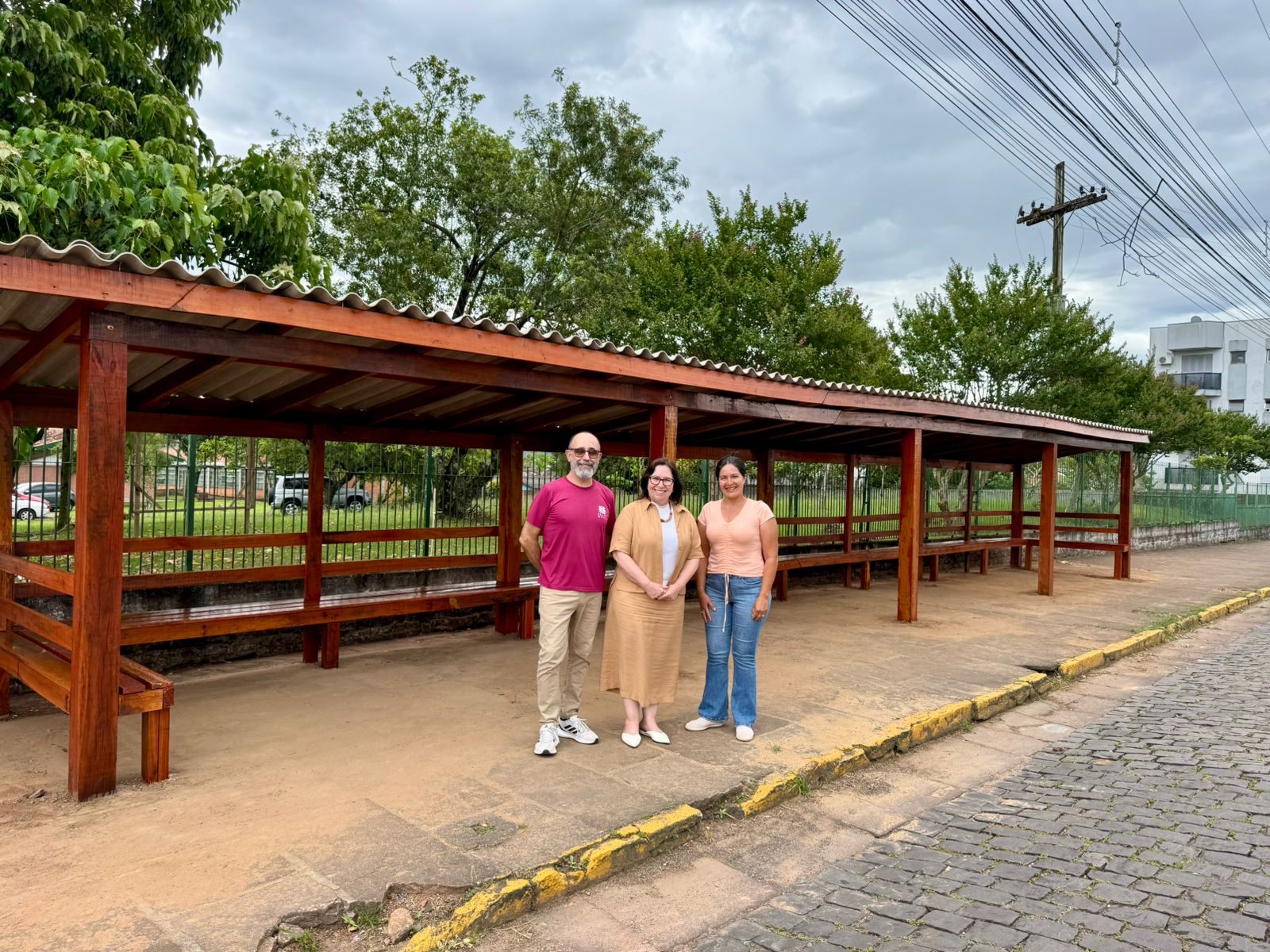 Prefeitura entrega novo paradão de ônibus para alunos do Polivalente em Taquara