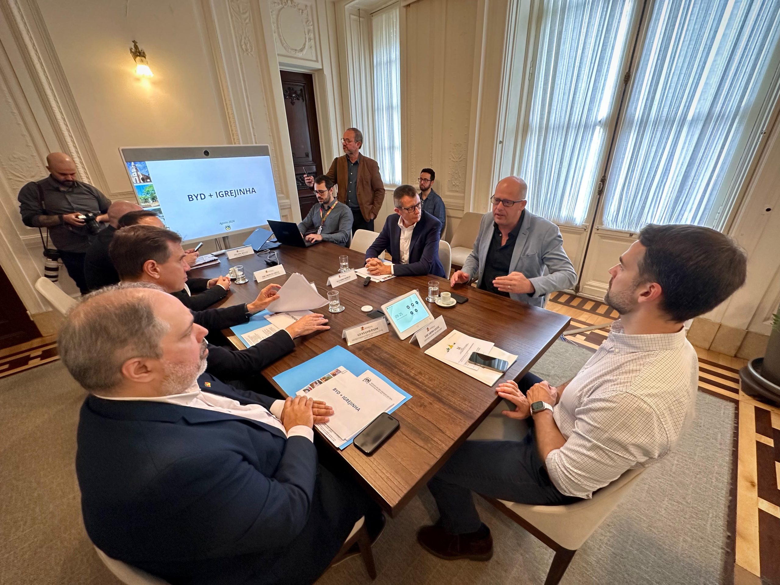 Igrejinha busca atrair investimentos da BYD em reunião com o governador Eduardo Leite