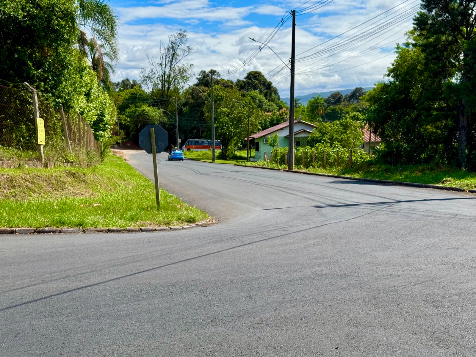 Três ruas do Bairro Tucanos recebem mais de 10.000 m² de camada asfáltica em Taquara