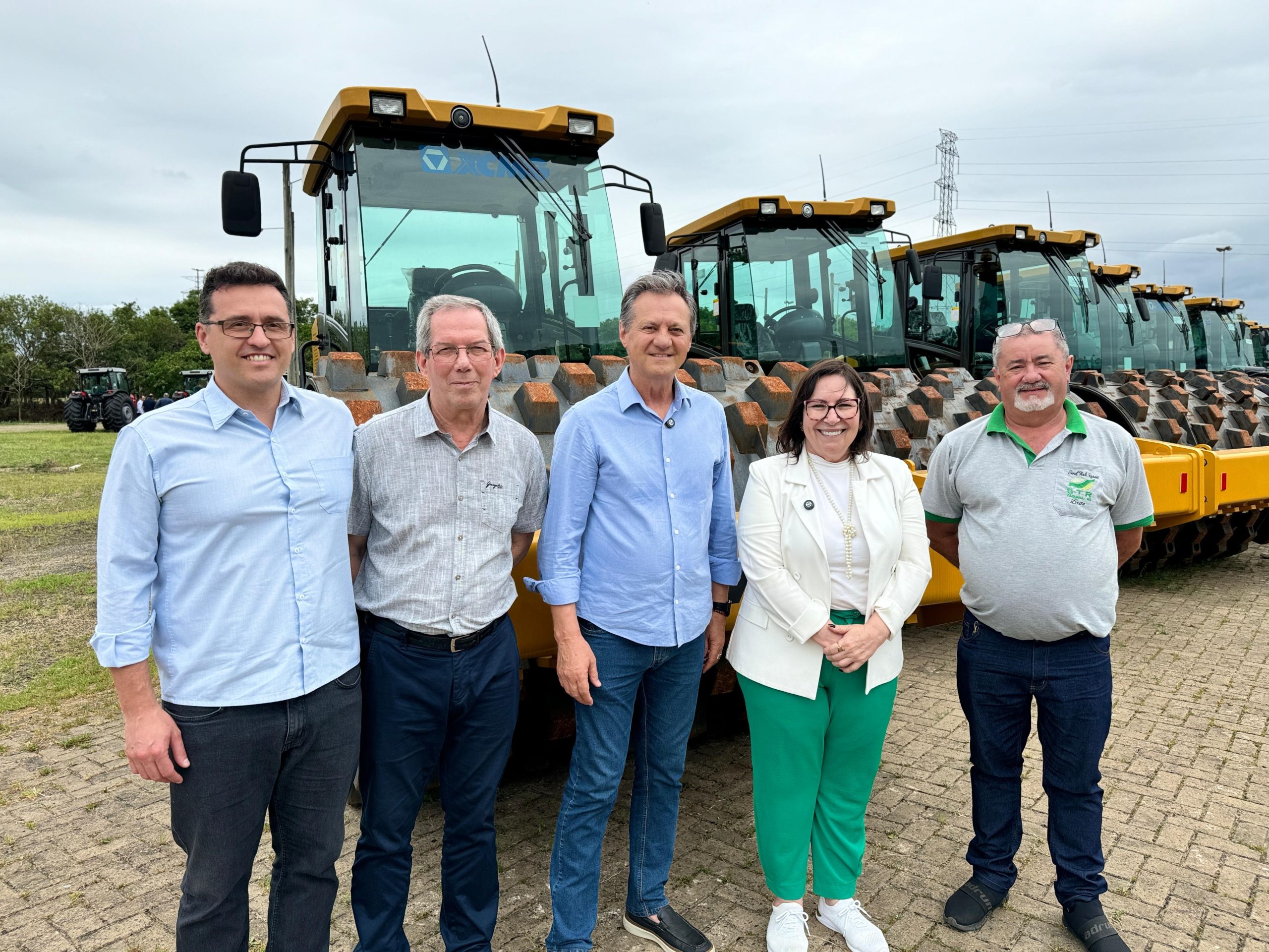 Taquara recebe retroescavadeira e rolo compactador através de emendas da bancada gaúcha