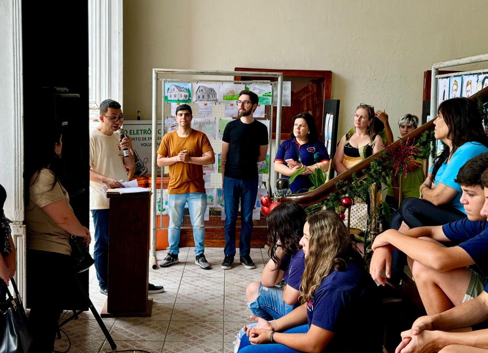 Lançamento da exposição "Memórias em Tela e Tinta 2024: Taquara – Conexões que se Fortalecem" reúne estudantes no saguão da prefeitura