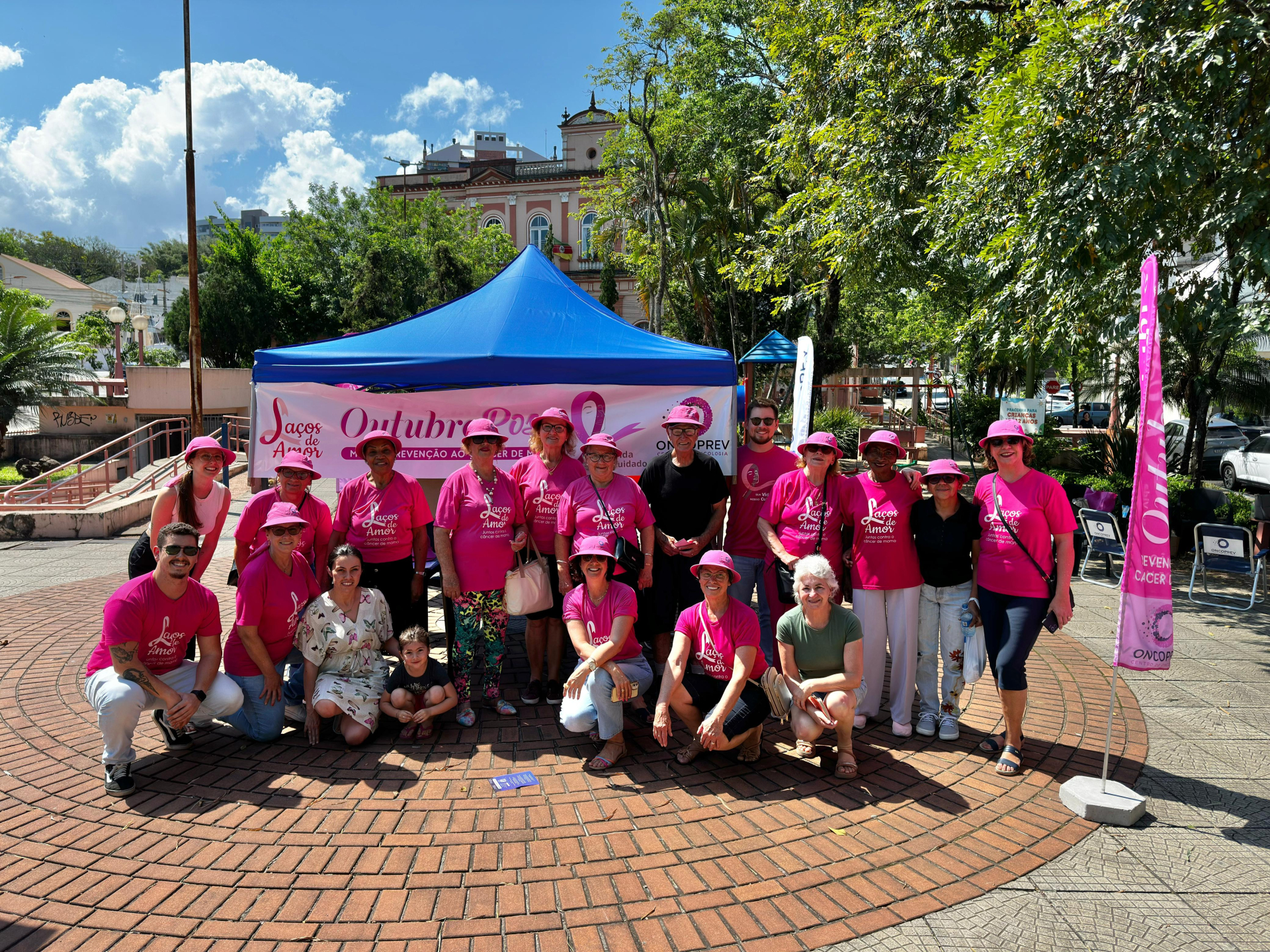 Ação da Oncoprev e Laços de Amor orienta população de Taquara sobre câncer de mama
