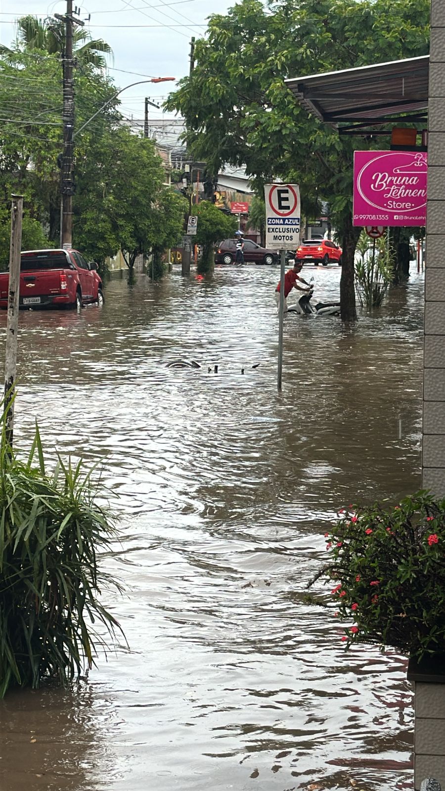 Forte pancada de chuva causa alagamentos em Taquara