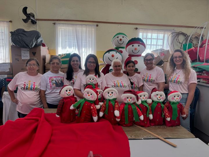 Atelier Municipal transforma Três Coroas com decoração natalina artesanal