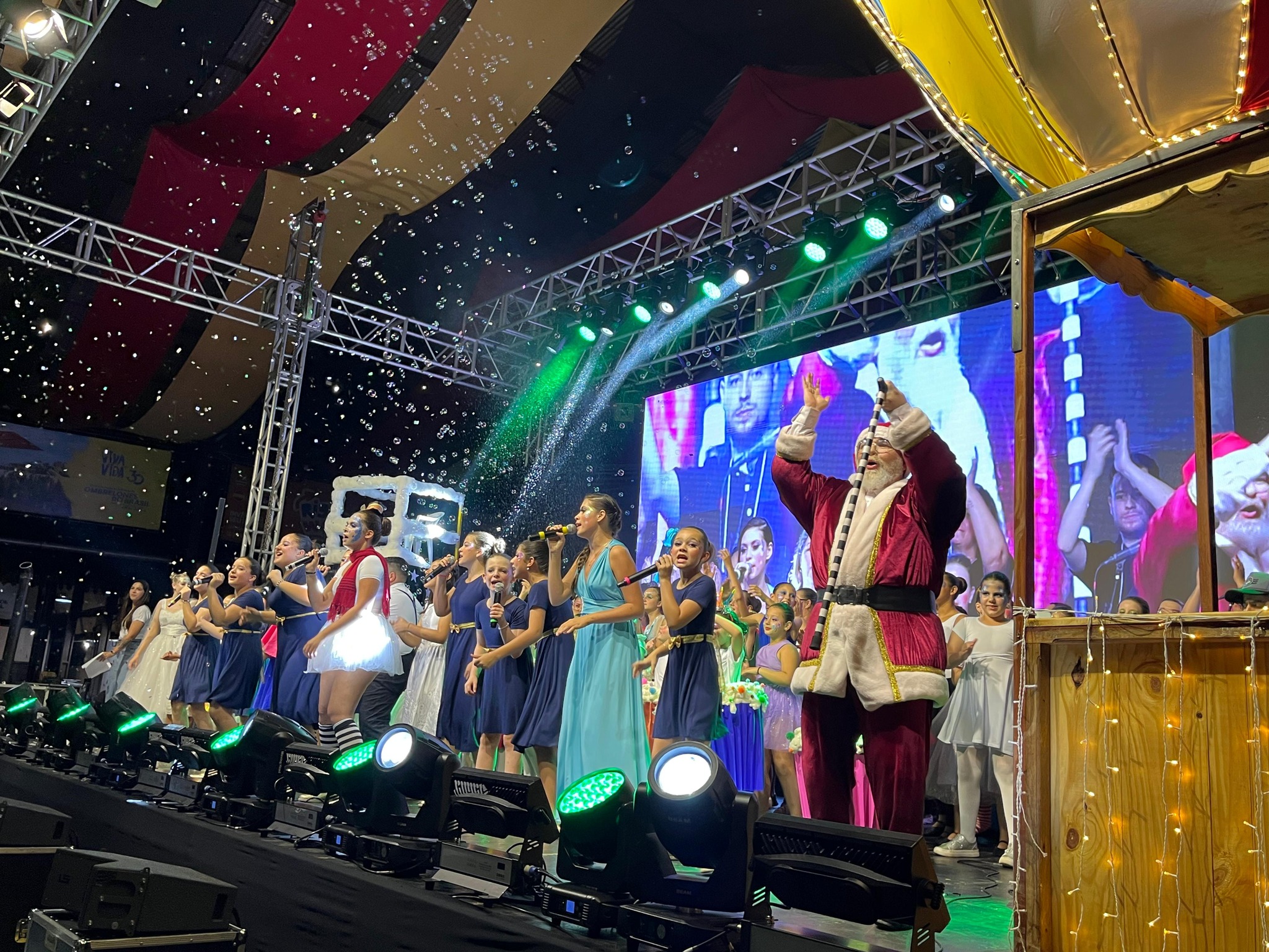 Espetáculo "Histórias que nos Unem" marca celebrações de Natal em Igrejinha; VEJA FOTOS