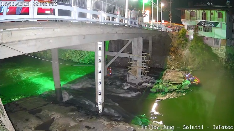 Bombeiros e Brigada Militar salvam homem em ponte do Centro de Igrejinha