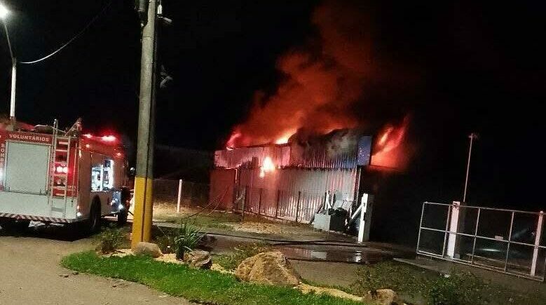 Incêndio destrói depósito às margens da ERS-115 em Igrejinha