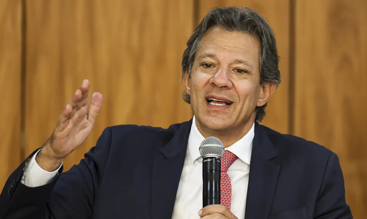 Governo anuncia isenção de IR para quem ganha até R$ 5 mil