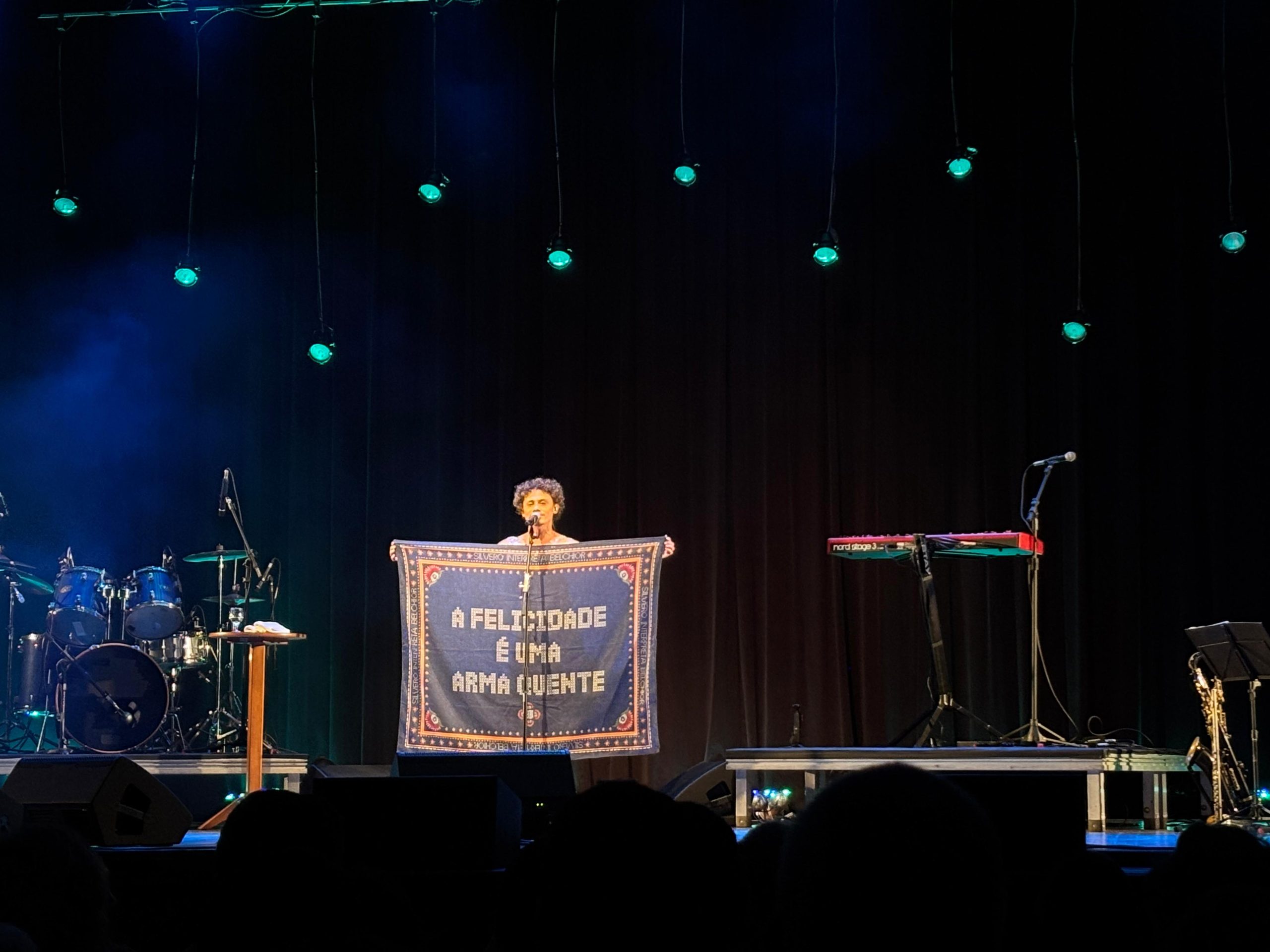 Show de Silvero Pereira lota Faccat no encerramento da Flitaq