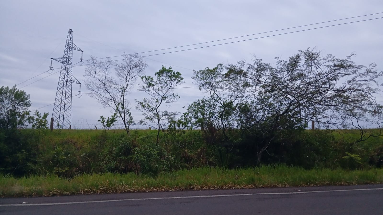 Cabo de torre de transmissão de energia rompe com temporal em Taquara