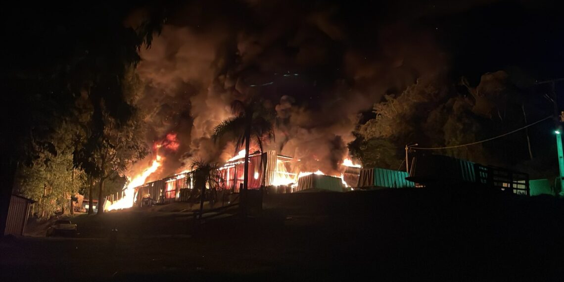 Bombeiros combatem incêndio em fábrica no bairro Tucanos em Taquara; VEJA VÍDEO