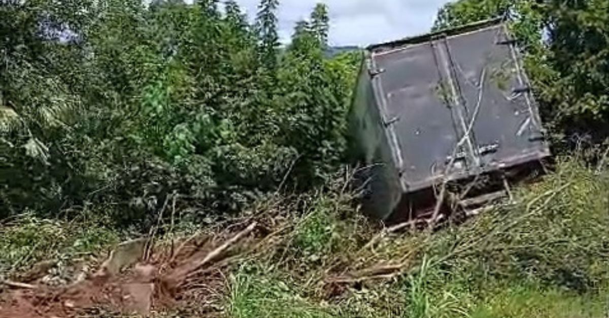 Caminhão perde freios e invade propriedade em Rolante