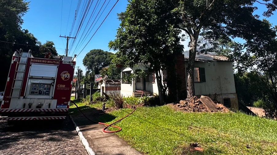 Três incêndios atingem casas desocupadas em Taquara; VEJA VÍDEO