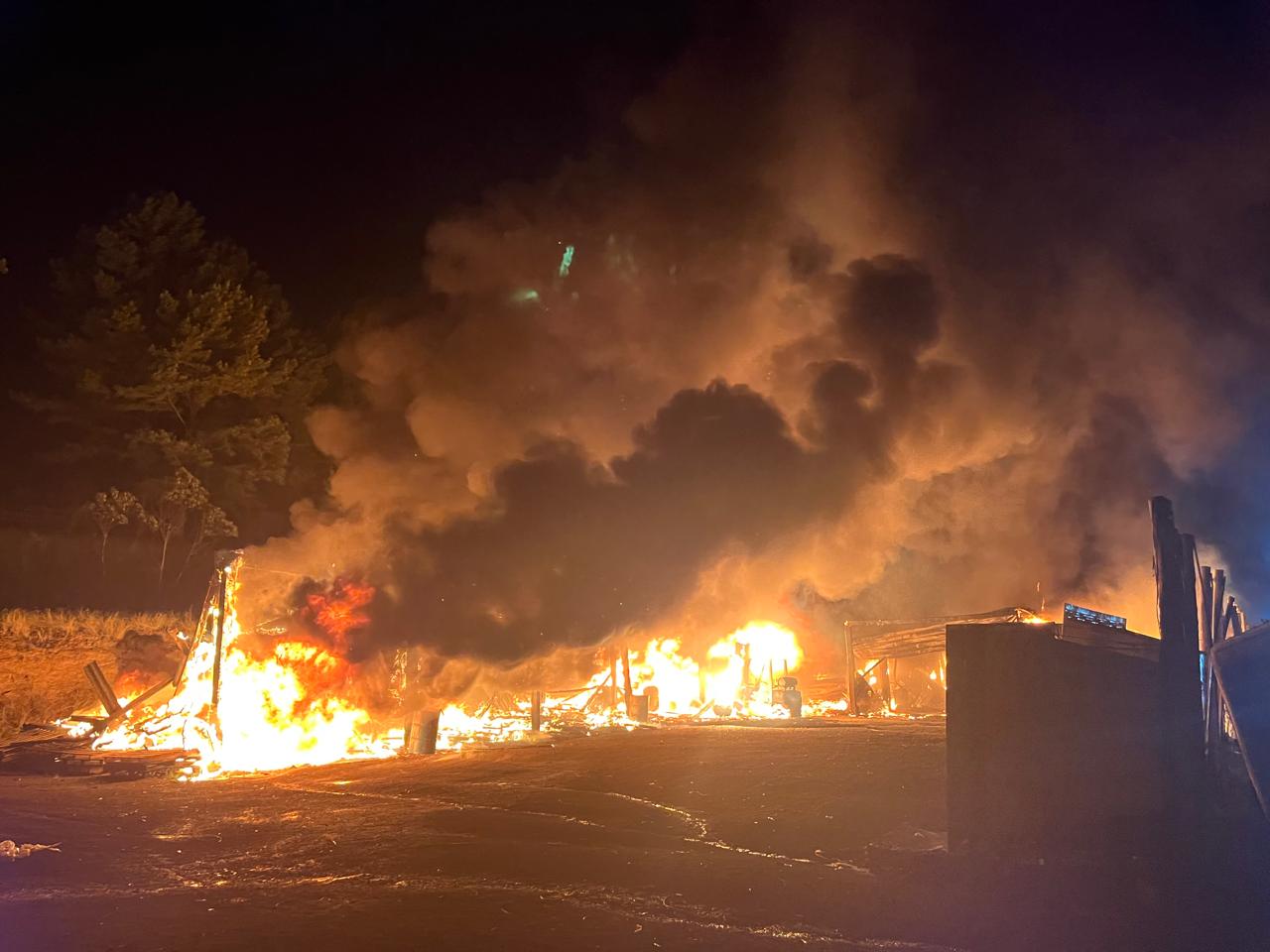 Incêndio destrói área de produção de fábrica em Taquara; combate durou quase sete horas