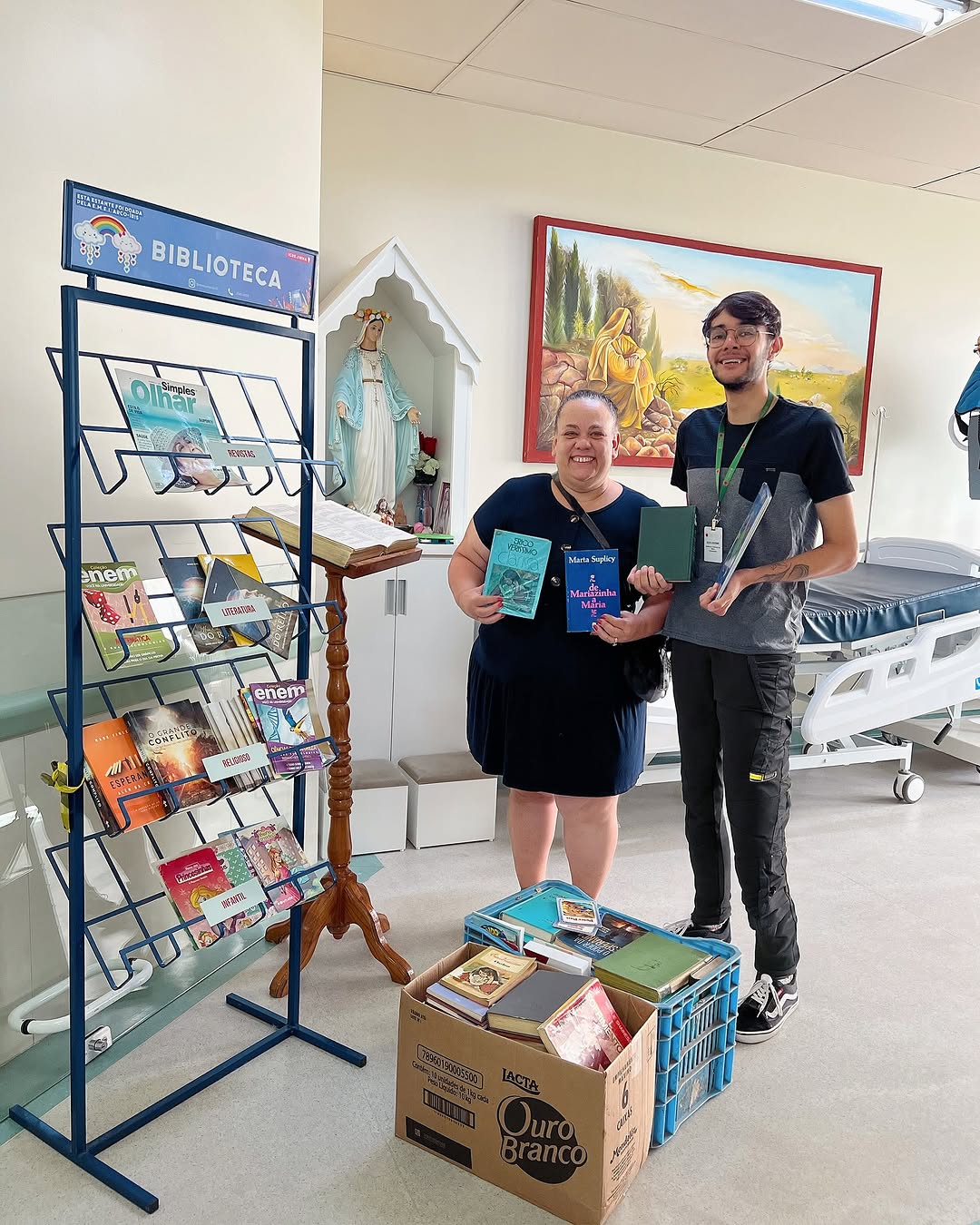 Hospital de Igrejinha recebe doação de mais de 200 livros para biblioteca