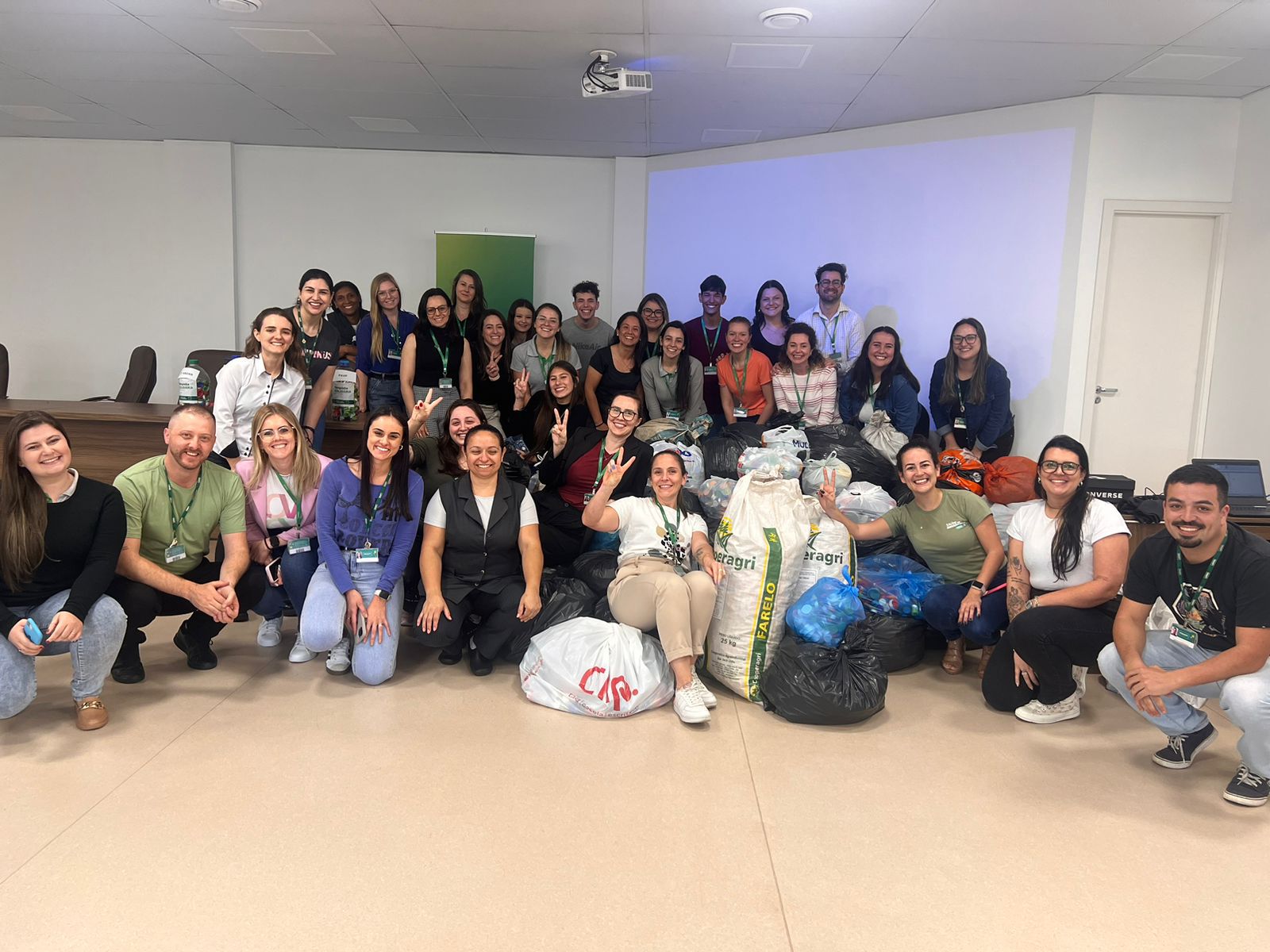 Unimed arrecada mais de 530 kits escolares em projeto solidário durante a Oktoberfest