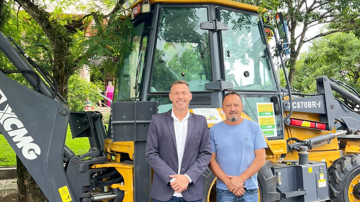 Parobé recebe nova retroescavadeira para reforçar apoio à agricultura