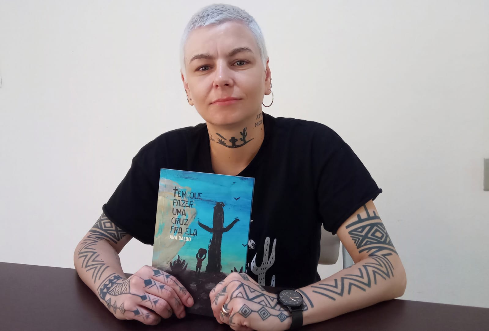 A história escondida dos campos de concentração no Brasil: entrevista com Ana Baldo, autora de 'Tem que Fazer uma Cruz pra Ela'