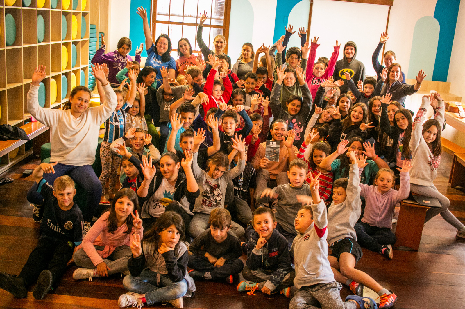 Pré-estreia do filme sobre a canoagem encanta crianças no Instituto Santíssima Trindade