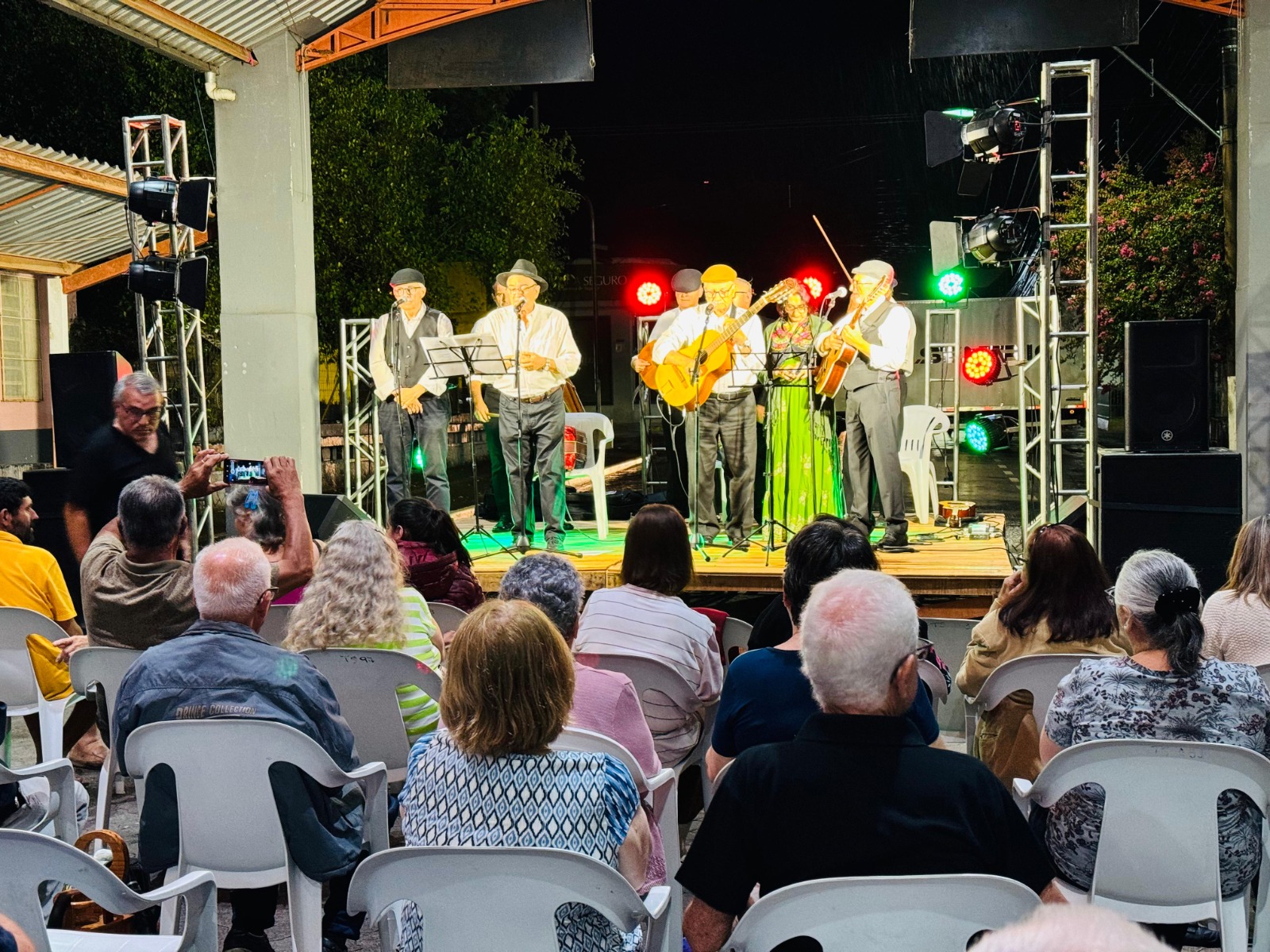 Terno de Reis encanta comunidade na Rua Coberta, mesmo com chuva