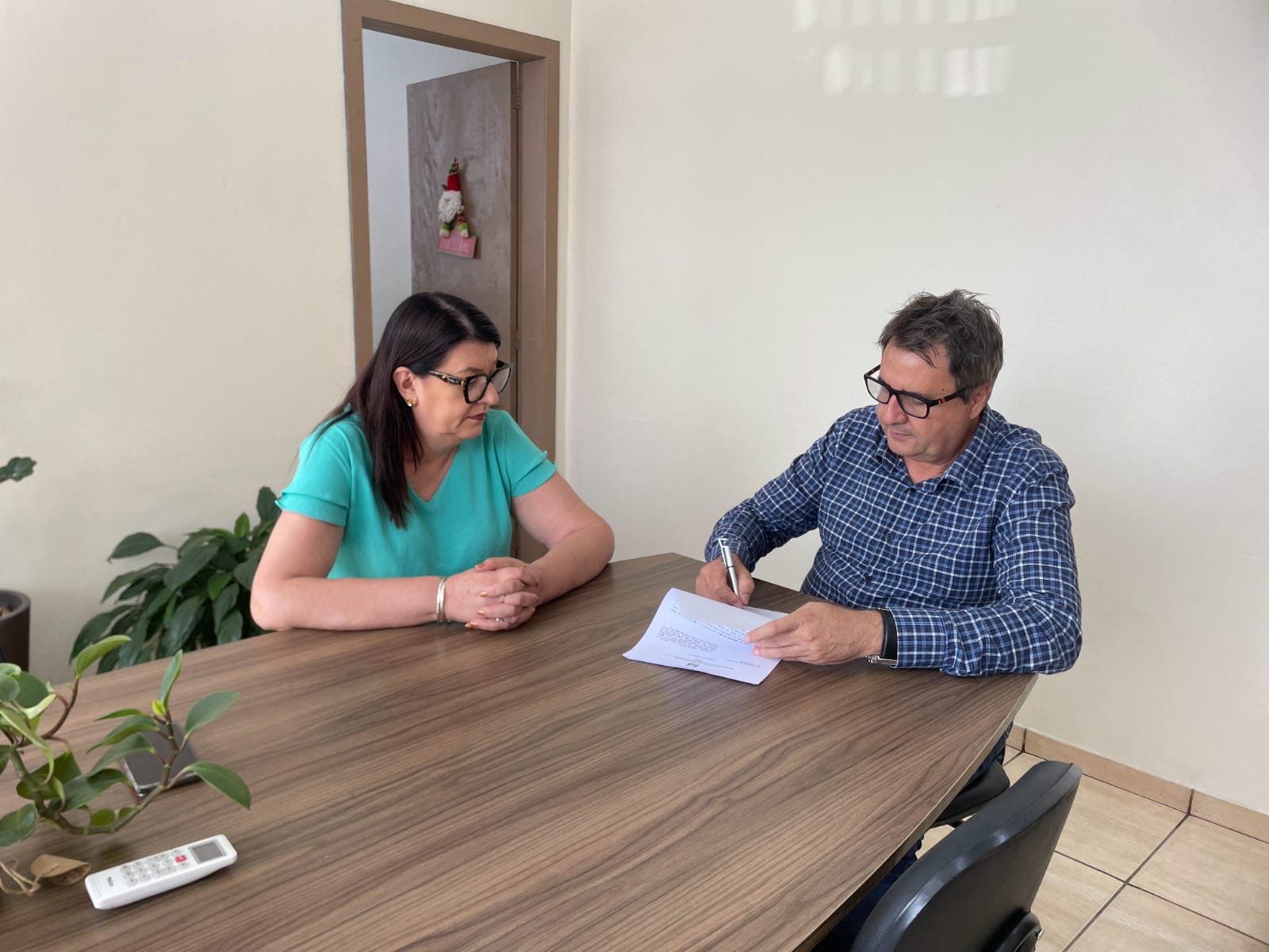 Rolante firma convênio para instalação de micro usina fotovoltaica em escola