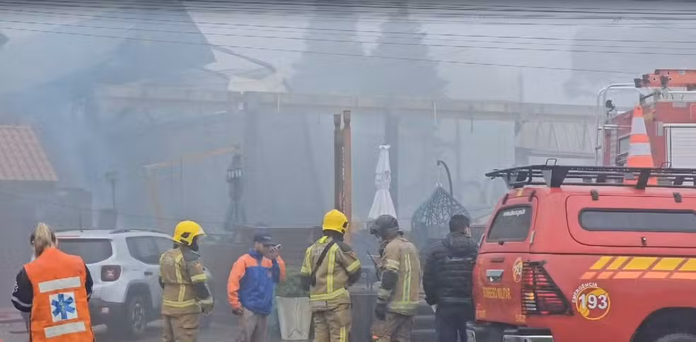 Avião cai em Gramado e atinge prédio, pousada e loja